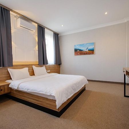 281 Hotel Бишкек Екстериор снимка
